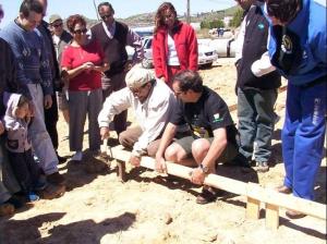 José Truda com o cantor e compositor Ivan Lins, padrinho do Projeto Baleia Franca, dando a martelada inicial da construção da sede do projeto.