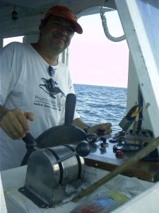 José Truda pilotando barco fretado pela empresa Aratur Mergulho & Ecoturismo, do sócio e amigo Fábio Negrão.