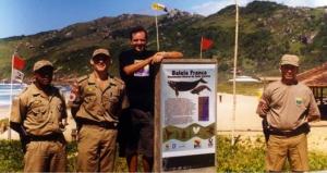 José Truda implantando o sistema de placas sobre baleias francas com o apoio da Polícia Ambiental, na Praia Mole.