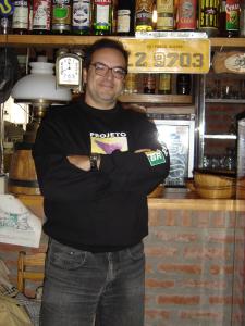 José Truda com a placa do fusca ano 1980 que usou para várias viagens à Patagônia, pendurada desde 1987 no Paradise Pub.