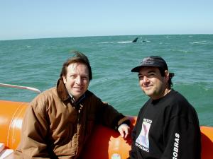 José Truda monitorando as baleias francas junto de seu amigo e jornalista, Ricardo van Dorff, da RBS TV Santa Catarina.