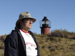 José Truda em frente ao farol de Punta Delgada.