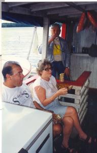 Bertha Becker e colegas em uma embarcação rumo a Mamirauá(?).