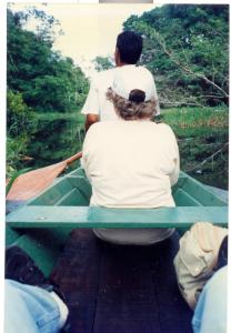 Bertha Becker nas águas da Amazônia, em Mamirauá(?).
