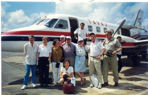 Bertha Becker partindo para o campo com o professor Wanderley Messias da Costa junto de outros colegas.