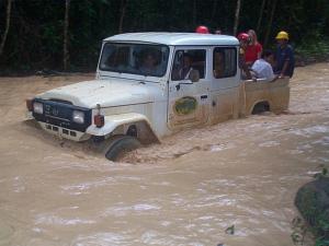 Trabalho de campo em Floresta Nacional do Tapajós na Amazônia, no período de chuvas.