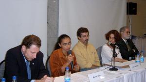 Foto mostra a participação no seminário anual promovido pelo Observatório do Clima, uma rede que reúne entidades da sociedade civil com o objetivo de discutir a questão das mudanças climáticas no contexto brasileiro. Na foto estão, da esquerda para a direita, Claudio Langone da Secretária de Qualidade Ambiental do MMA, Ministra Marina Silva, Paulo Moutinho (coordenador geral), Ministra Marina Silva,  Marijane Lisboa e Dr. José Domingues Migues (diretor do MCT para as questões de mudança climática).