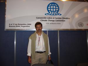 Paulo Moutinho diante de painel na COP9, que durou entre  6 e 17 de dezembro de 2004.