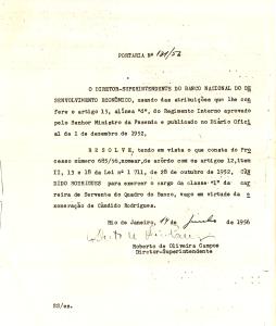 Quando Juscelino Kubitschek assumiu o governo, todos os funcionários interinos do BNDES prestaram concurso público para se efetivarem. O banco ofereceu um concurso preparatório para estes funcionários, mas eles que tiveram a iniciativa de se ajudarem.