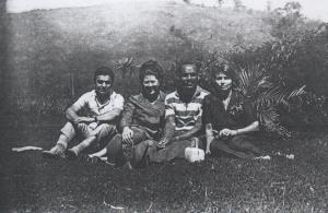 Excursão à antiga represa da Light promovida pela Associação dos Funcionários do BNDES. Esq.-dir.: Édson Cesário, Francisca Esteves de Almeida, Cândido Rodrigues e Lidia Lanes de Oliveira.