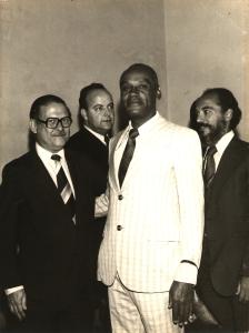 Missa comemorativa do aniversário do BNDES na Igreja Nossa Senhora do Carmo da Antiga Sé, localizada na esquina da rua Primeiro de Março com a Sete de Setembro. Esq.-dir.: Luiz Carlos Soares Rodrigues (vice-presidente), Armando de Alencar (superintendente), Cândido Rodrigues e professor Genúncio.