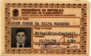 Cartão de identidade de José Jorge. Aos dezenove anos estudava, servia a marinha, trabalhava como estagiário e ainda ajudava o pai no escritório de contabilidade. Proveniente de uma família de contadores, o pai montou o escritório porque achava que ele e o irmão precisavam aprender e começar a trabalhar na área.