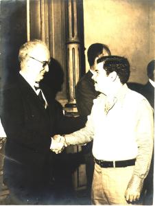 Aos 21 anos, José Jorge cumprimenta Luís Sande, presidente do BNDES na época, em uma missa de Ação de Graças que ocorreu no aniversário do banco.