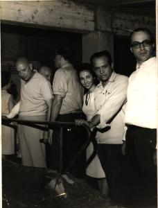 Expedito, ao lado de Paulo Maluf (presidente da Eucatex, à direita) e da esposa Virgínia, em visita à fábrica da Eucatex na qual foi como representante do BNDES através do grupo executivo da indústria de materiais de construção do Ministério da Indústria e do Comércio.