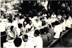 Feijoada aos colegas nomeados oferecida pela Associação dos Funcionários do Banco Nacional de Desenvolvimento (AFBNDE), da qual Henio era diretor social. Ocorreu na Pousada Clube Itaipava, para onde ia toda sua família. Na fotografia estão os diretores Jaime Magrassi de Sá, Genival de Almeida Santos (diretor-superintendente), Stael Lobo e Antônio Carlos Pimentel Lobo.