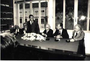 O BNDES ajudou financeiramente a editora José Olympio e nomeou a diretoria desse período. Henio foi indicado para ser diretor-superintendente no período de 1976 a 1979. Esq.-dir.: Austregésilo de Athayde, José Olympio, Henio, Josué Monteiro, Alberto Santos Abade e não identificado.