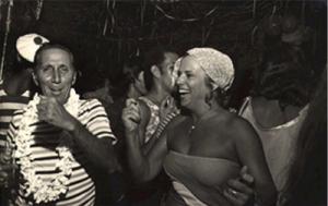 Henio e Elza Ressurreição se divertem na festa de pré-carnaval do BNDES.