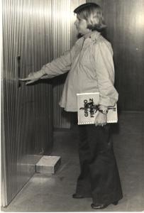 Grávida de sua segunda filha, Maria Lúcia foi flagrada pelo fotógrafo do BNDES, que depois lhe deu esta fotografia de presente, enquanto chamava o elevador no prédio da Avenida Rio Branco.  A pasta que carrega na foto é do Grupo Ferraz de Andrade, um cliente do BNDES.