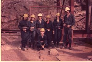 A convite da empresa, um grupo de técnicas visita a mina de cobre do Camaquã. Os mineiros dizem que as mulheres e padres dão azar ao irem à mina. Maria Lúcia é a terceira mulher da esquerda para a direita, atrás de Nora Lanari (agachada) e à esquerda de Leoni, colegas do BNDES.