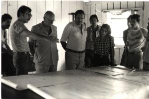 Grupo de visita à mineração Brumadinho. Foram três dias de visitação em várias minas. No trajeto para o local, o avião sofreu uma grande turbulência e, apavorada, Maria Lúcia pediu demissão ao chefe, que falou para ela repetir o dito quando o avião aterrissasse. Esq.-dir.: não identificado, não identificado, Paulo Ariosto (chefe), Nulton Zander, Stephan, Maria Lucia e não identificado.