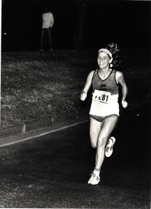 Maria Lúcia prestes a completar a maratona de 42 quilômetros organizada pelo BNDES.