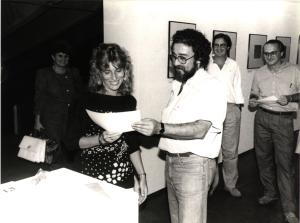 Maria Lúcia recebeu o primeiro lugar na categoria técnica da III Expofoto, evento fotográfico promovido pelo BNDES. Ela participava da competição todos os anos e sempre ganhava prêmios. As fotografias são selecionadas por fotográfos renomados. Esq.-dir.: não identificado, Maria Lúcia, Saraiva (presidente da AFBNDE), Eduardo Rath Fingerl (ex-diretor) e Carlos Rebouças (funcionário).