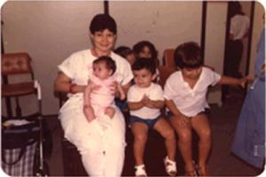 Mãe com seus 3 filhos.