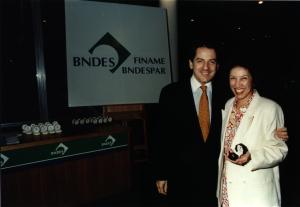 Maria Lídia recebe do presidente Eleazar de Carvalho medalha de 25 anos de trabalho no BNDES.