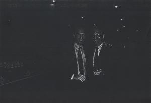 Ricardo Sá Peixoto Montenegro, marido de Maria Lídia, recebe de José Mauro Cunha a medalha de 25 anos de trabalho no BNDES em evento realizado no MAM Rio.