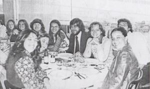 Foto de um almoço de confraternização dos adentrados comemorando oque todos tinham passado na prova para se tornarem técnicos do BNDE. Almoço foi no restaurante VIP, no último andar no antigo prédio do BNDE