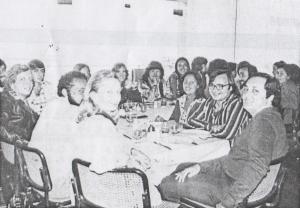 Foto de um almoço de confraternização dos adentrados comemorando o que todos tinham passado na prova para se tornarem técnicos do BNDE. Almoço foi no restaurante VIP, no último andar no antigo prédio do BNDE