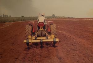 Nesta foto Antonio estava no trator, preparando o solo para o plantio de soja. Tratava-se do plantio convencional, pois esta era uma região acidentada, e era um serviço demorado.