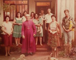 Visita do primeiro Arcebispo de Maringá, Dom Jaime Luiz Coelho, a família Florio, no sítio. 
Na foto Antonio (direita) está acompanhado de alguns membros de sua família, como cunhadas, esposa, sobrinha e seminaristas.