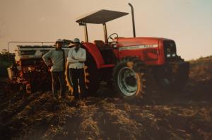 Na foto, Antonio (direita) está acompanhado de seu filho Márcio Luiz Rinaldo. Nesta época faziam plantio direto, que foi a salvação da agricultura, e neste momento estavam preparando o solo para receber a soja. A palha que está no solo é extremamente importante para sua proteção.