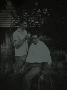 Jorge cortando o cabelo de um vizinho. Um homem de mil e uma utilidades.