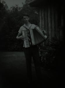 Jorge fazendo o que ama, tocando sanfona.