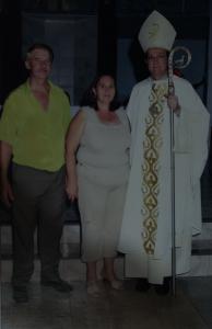 Bispo com o casal, Jorge e sua esposa, Ilca Fátima, na Igreja.