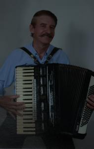 Foto de Jorge com a seu querido acordeon preto.