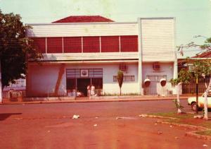 Fachada do prédio da Companhia de Telecomunicações do Brasil Central (CTBC) na inauguração dos sistemas de DDD e DDI em Itumbiara. Coura conta que quase morreu nesse local devido a uma enchente: ele não havia visto que uma barra de madeira vinha em sua direção, mas um colega que estava do lado de dentro gritou que o objeto iria bater em suas costas, conseguindo escapar.