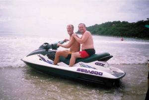 A família de João alugou uma casa no litoral e ele resolveu estrear o jet ski de Jaime, seu cunhado, mas ficou com medo e não conseguiu pilotar o veículo sozinho.