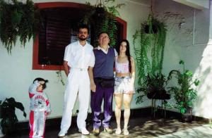 João Batista Coura com a família no quintal de casa. Ele sente-se orgulhoso dos valores positivos que passa para as próximas gerações de sua família, em grande parte, devido à sua formação religiosa. Esq.-dir.: Dafiny (neta), Marcos Vinícius (filho), João Batista Coura e Cristiane (filha).