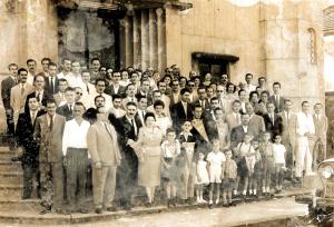 Celso e o irmão Walter (as duas primeiras crianças da primeira fileira, da esquerda para a direita) na porta da Igreja Matriz, após missa realizada no Dia do Viajante.