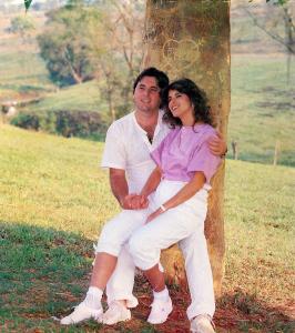 Fotografia utilizada como convite de casamento de Celso e Rosilei. Eles estavam no campo, às margens de um riacho, encostados no tronco de uma árvore onde grafaram um coração com os seus nomes.