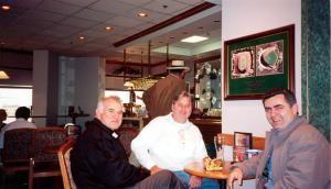 Celso e colegas em um café em Anchorage, por ocasião de um tour internacional do setor de Tecnologia da Informação. Esq.-dir.: Luiz Alberto Garcia, Celso e José Humberto Miranda (superintendente da Engeset).