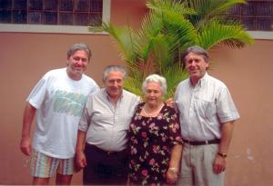 Celso e seus irmãos comemoram os oitenta anos de sua mãe em uma chácara das mansões do aeroporto. Esq.-dir.: Celso, Albano (irmão), Cacilda (mãe) e Walter (irmão).