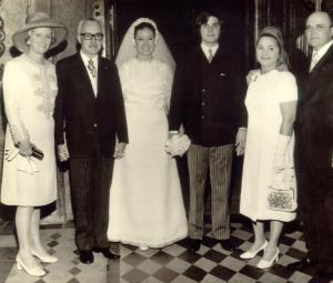 Os pais da noiva, os recém casados e os pais do noivo.