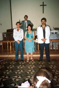 Alaerte, sua esposa e um amigo sendo batizados pelo pastor Edson Borges na Igreja Metodista. Segundo ele, a partir desse momento conheceu a palavra de Deus e 