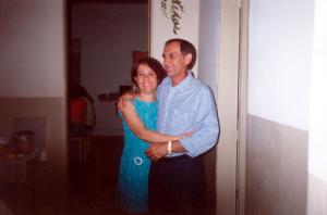 Alaerte Machado e sua esposa Ana Cristina abraçados na casa de sua mãe.