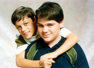 Eduardo e Guilherme, filhos de Alaerte, em retrato de estúdio tirado especialmente para ser usado no Museu da Companhia de Telecomunicações do Brasil Central (CTBC).