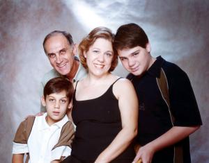 Eduardo, Alaerte, Ana Cristina e Guilherme em retrato de estúdio tirado especialmente para ser usado no Museu da Companhia de Telecomunicações do Brasil Central (CTBC).